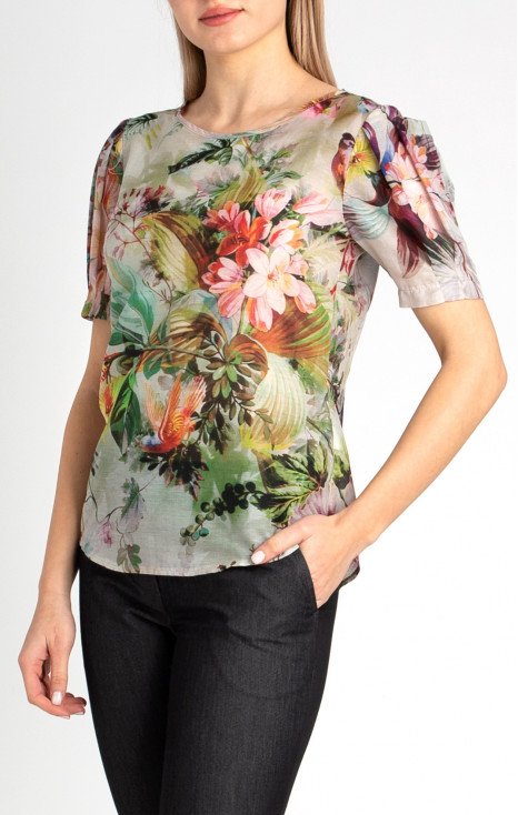 Attractive loose silhouette blouse