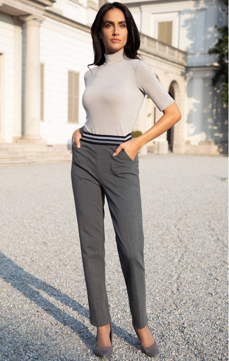 Pantaloni din materie tricot strâns