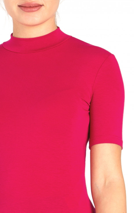Bluză cu stil cu guler polo în culoare Fuchsia.