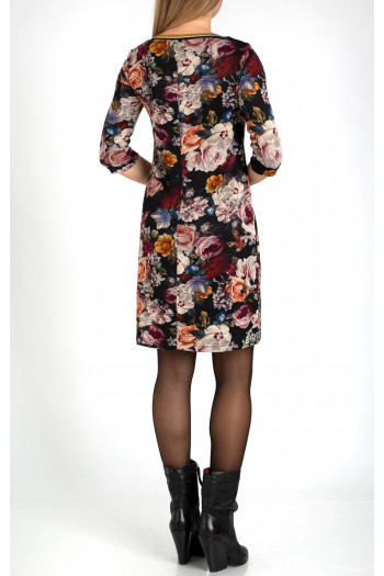 Rochie de lux dintr-un material de tricot cu un imprimeu floral delicat pe un fundal negru [1]