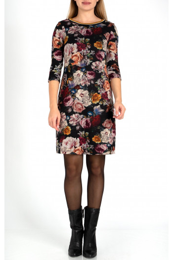 Rochie de lux dintr-un material de tricot cu un imprimeu floral delicat pe un fundal negru