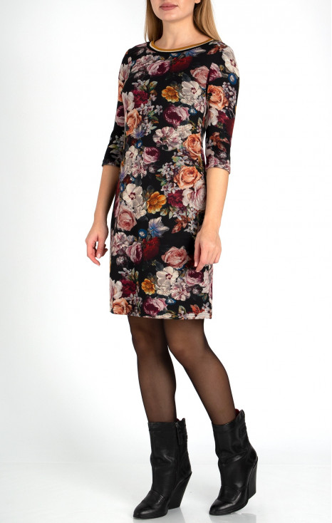 Rochie de lux dintr-un material de tricot cu un imprimeu floral delicat pe un fundal negru