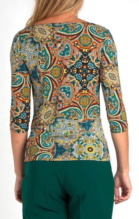 Bluză impresionantă cu decolteu drapat și print multicolor cu motive cașmir și florale.