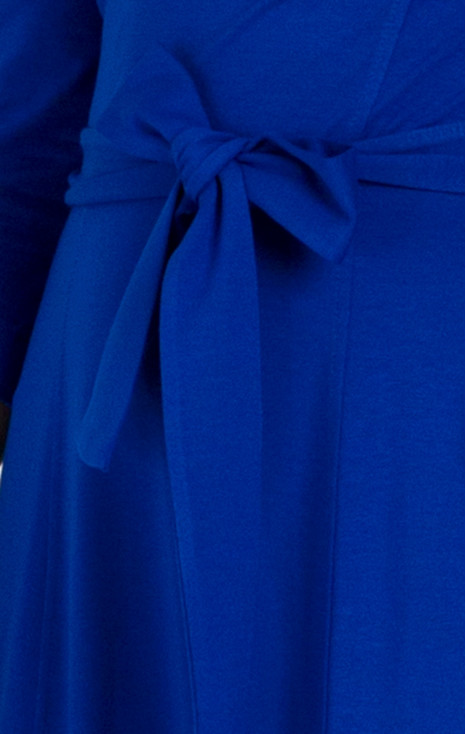 Rochie stilată din tricot cu o curea și buzunare, de culoare albastră