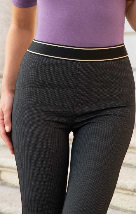 Pantaloni negri dintr-un material de tricot mulat, cu puncte delicate