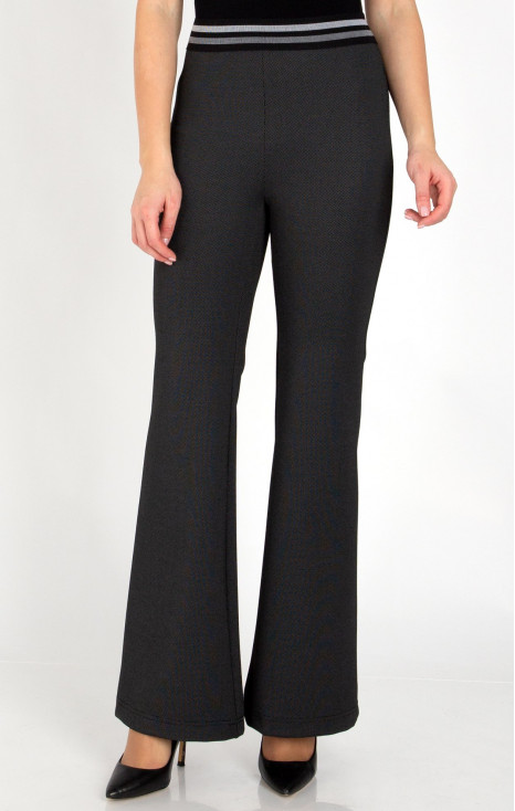 Pantaloni negri dintr-un material de tricot mulat, cu puncte delicate