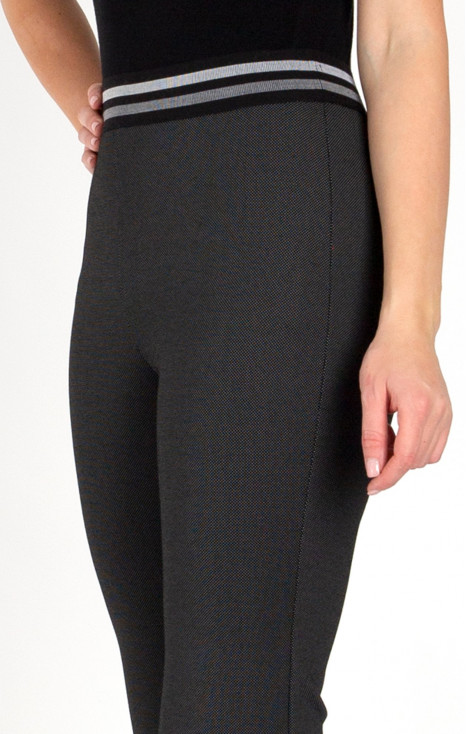 Pantaloni negri dintr-un material de tricot mulat, cu puncte delicate