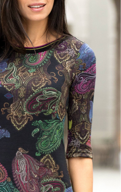 Rochie stilată dintr-un material de tricot moale cu un imprimeu de cașmir multicolor pe un fundal negru