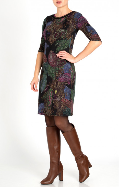 Rochie stilată dintr-un material de tricot moale cu un imprimeu de cașmir multicolor pe un fundal negru