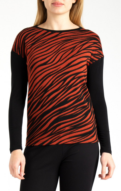 Bluză din materie tricot, cu siluetă liberă cu animal print.