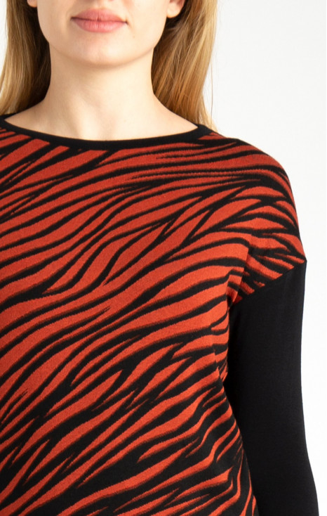 Bluză din materie tricot, cu siluetă liberă cu animal print.