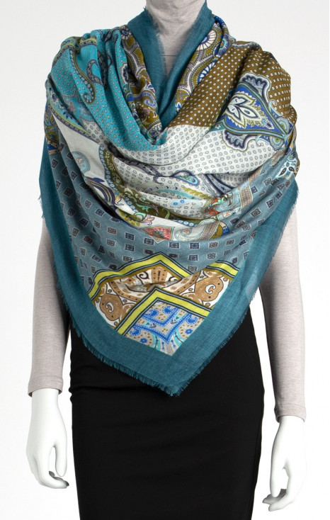 Cash-modal scarf with paisleys pattern in blue-green color