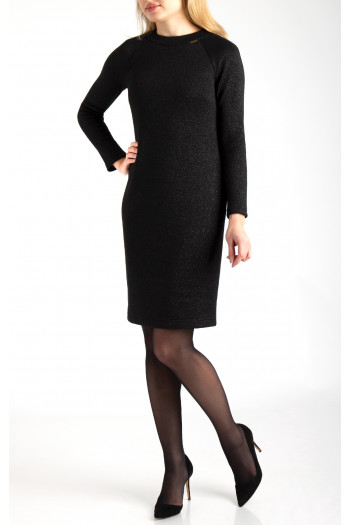 Rochie de stil elegant di materie tricot moale în negru cu străluciri delicate.