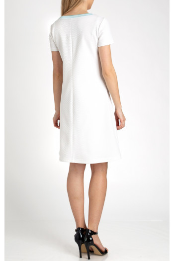 Rochie albă, stilată dintr-un material de tricot gros  [1]