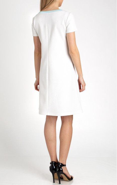 Rochie albă, stilată dintr-un material de tricot gros  [1]