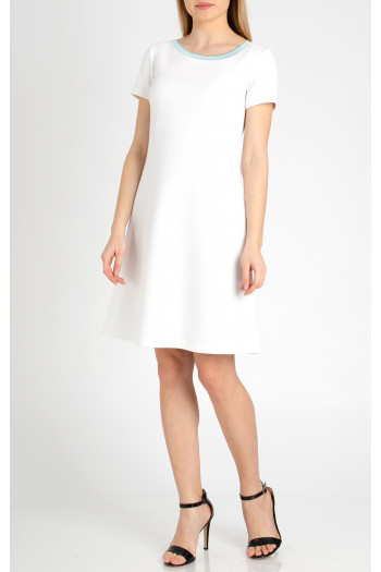 Rochie albă, stilată dintr-un material de tricot gros 