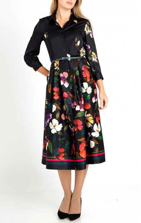 Rochie de stil din viscoză satinată luxoasă cu imprimeu floral pe fundalul negru