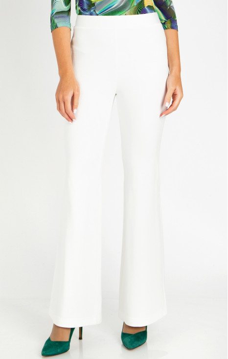 Pantaloni dintr-un material tricot mulat, de culoare albă