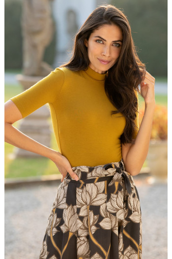 Bluză din tricot moale cu guler jos tip polo, de culoare Golden Palm