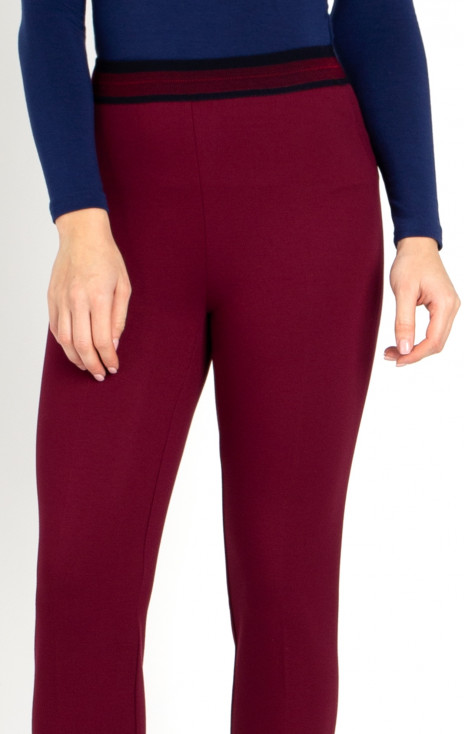 Pantaloni dintr-un material de tricot mulat și elastic, de culoare Red Plum