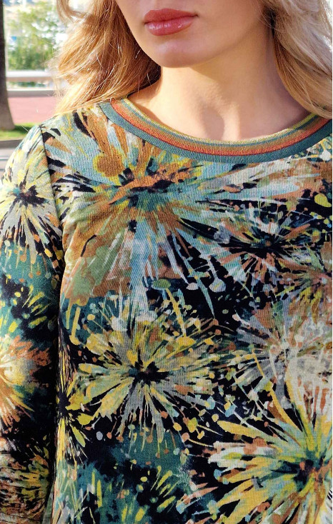 Rochie dintr-un material de tricot moale cu imprimeu grafic în nuanțe pastelate pământii