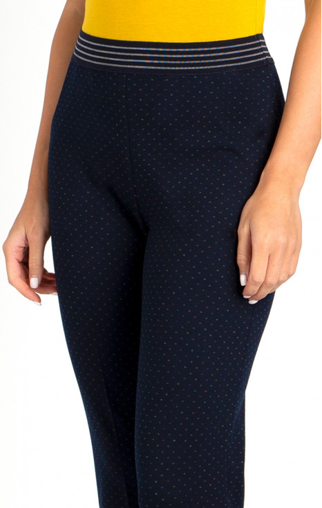 Pantaloni dintr-un material de tricot mulat, de culoare Dark Sapphire, cu puncte colorate