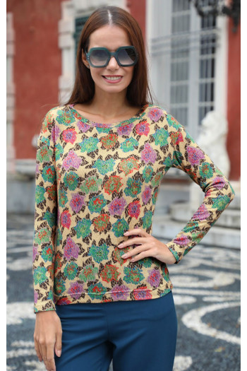 Bluză lejeră cu motive florale pe fond bej