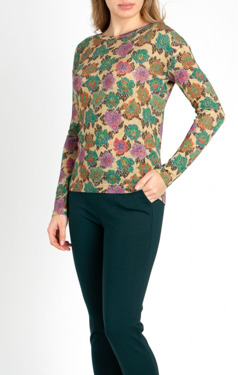 Bluză lejeră cu motive florale pe fond bej