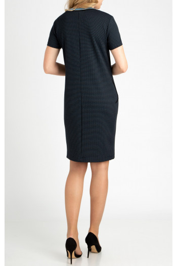 Rochie confortabilă cu buzunare dintr-un material de tricot de lux, de culoare neagră cu puncte albe și albastre [1]