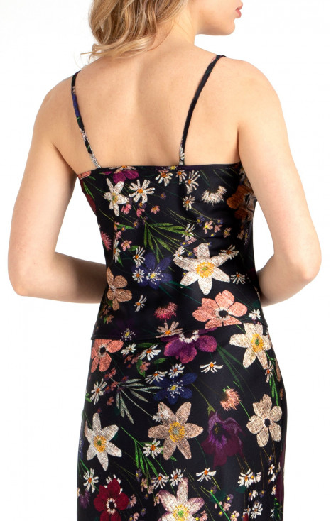 Top stilat cu bretele subțiri din viscoză satinată delicată cu imprimeu floral pe o bază neagră