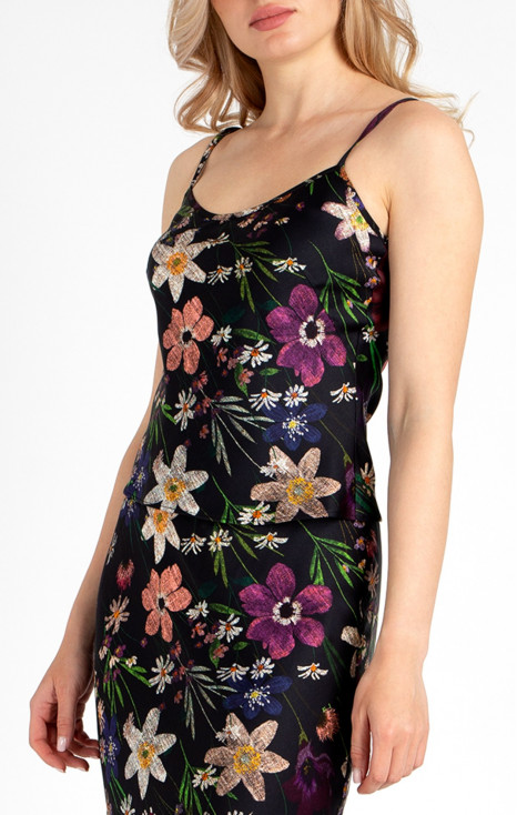 Top stilat cu bretele subțiri din viscoză satinată delicată cu imprimeu floral pe o bază neagră