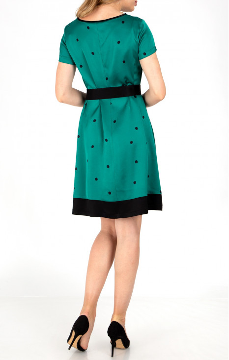 Rochie scurtă din viscoză satinată de lux într-o siluetă A, de culoare Verdant Green în stil Polka Dots