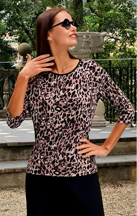 Bluză cu model leopard într-o siluetă lejeră