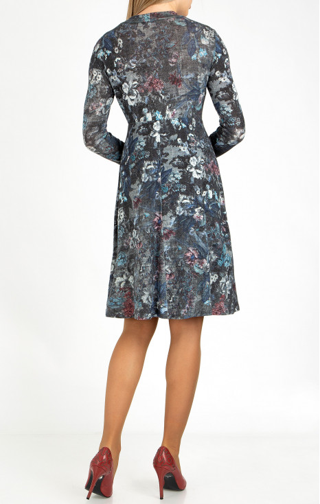 Rochie cu talie înaltă dintr-un material călduros și moale în gri grafit cu imprimeu floral 