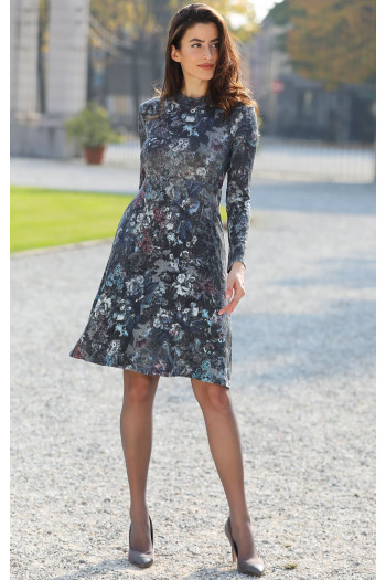 Rochie cu talie înaltă dintr-un material călduros și moale în gri grafit cu imprimeu floral 