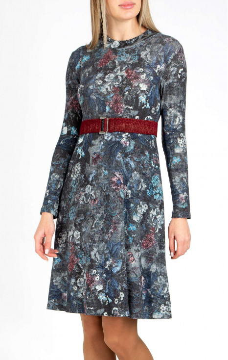 Rochie cu talie înaltă dintr-un material călduros și moale în gri grafit cu imprimeu floral 