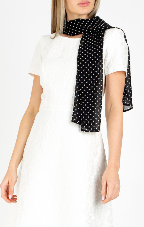 Eșarfă neagră vaporoasă dintr-o țesătură fină cu buline albe