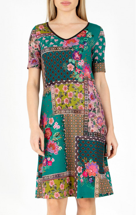 Rochie modernă în siluetă asimetrică cu imprimeu floral 