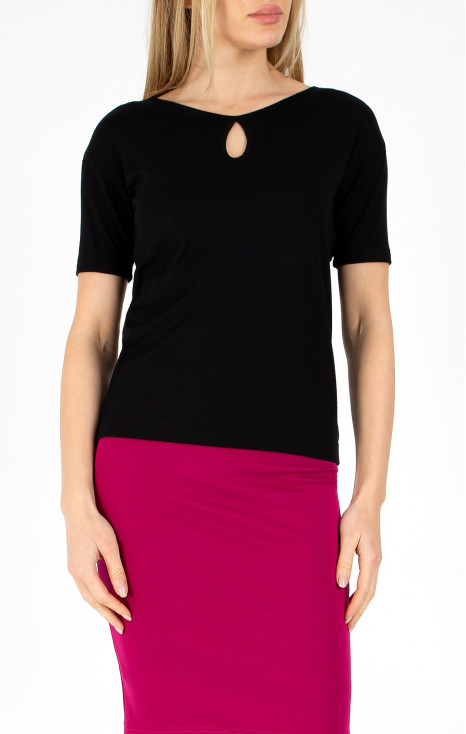 Bluză neagră cu siluetă lejeră cu decupare în formă de picături pe decolteu