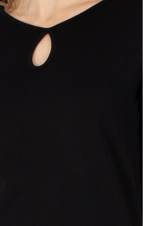 Bluză neagră cu siluetă lejeră cu decupare în formă de picături pe decolteu