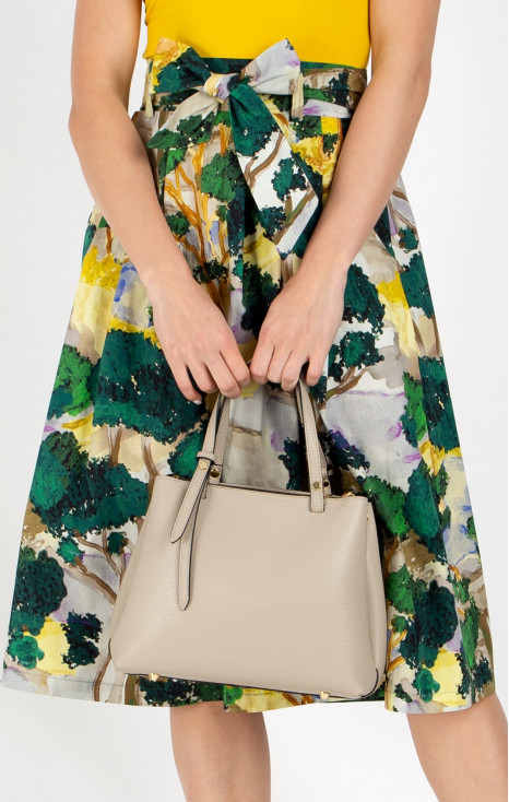 Geantă mică practică cu design elegant de culoare Sesame