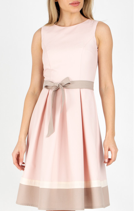 Rochie stilată și elegantă de culoare Peach Blush și și linii colorate la tiv