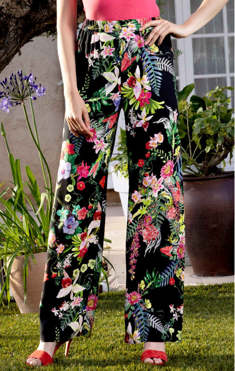 Pantaloni lejeri de vară cu imprimeu floral colorat pe un fond negru