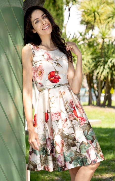 Rochie feminină cu un frumos imprimeu floral