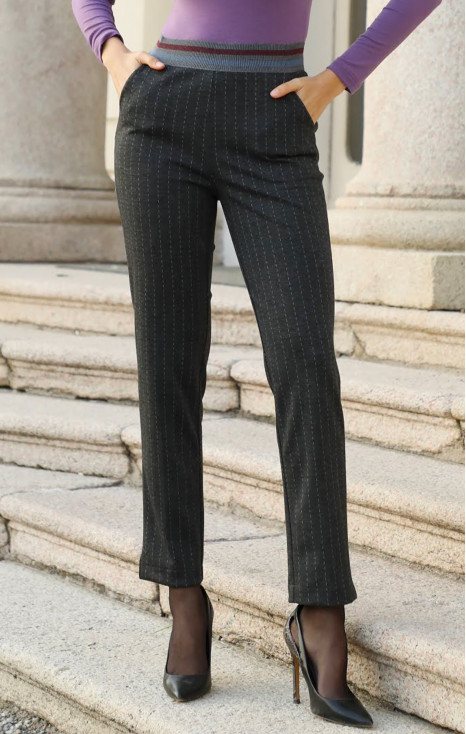 Pantaloni eleganți din material de tricot mulat, de culoare grafit cu dungi albe