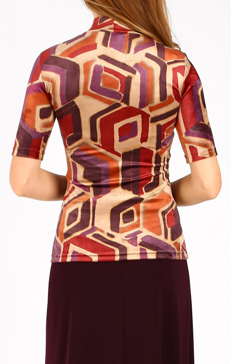 Bluză din catifea moale, cu desen grafic &icirc;n culorile Brick și Plum Purple pe fond bej