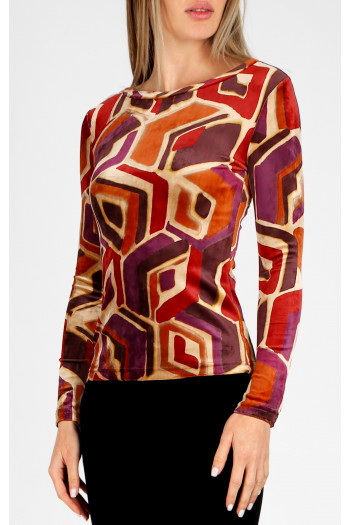 Bluza din catifea, cu decolteu tip barcă, în imprimeu grafic, în Brick și Plum Purple pe fundal bej.