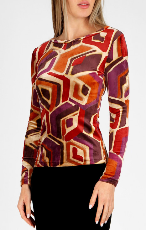 Bluza din catifea, cu decolteu tip barcă, &icirc;n imprimeu grafic, &icirc;n Brick și Plum Purple pe fundal bej.