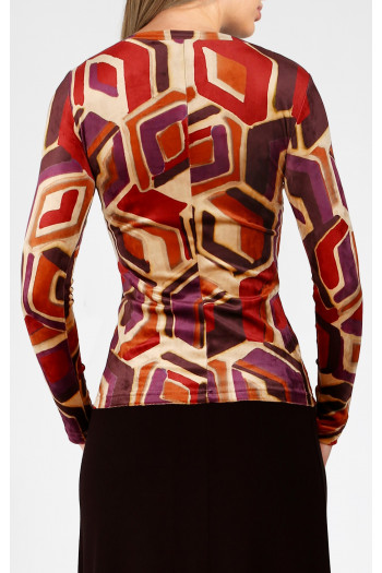 Bluza din catifea, cu decolteu tip barcă, în imprimeu grafic, în Brick și Plum Purple pe fundal bej. [1]