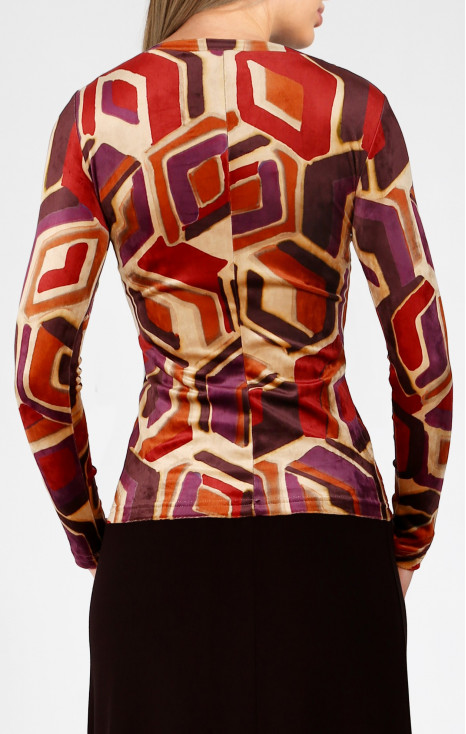 Bluza din catifea, cu decolteu tip barcă, în imprimeu grafic, în Brick și Plum Purple pe fundal bej. [1]